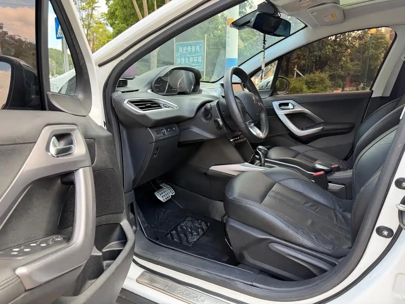 Peugeot 2008 2014 Model 1.6L Automatic Navigation Edition — миниатюра 10