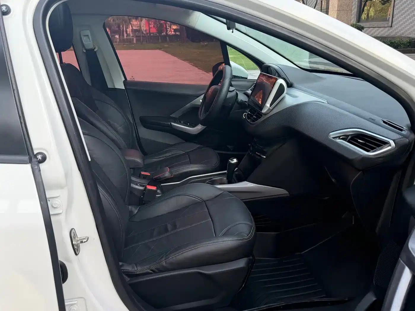 Peugeot 2008 2014 Model 1.6L Automatic Fashion Edition — миниатюра 11