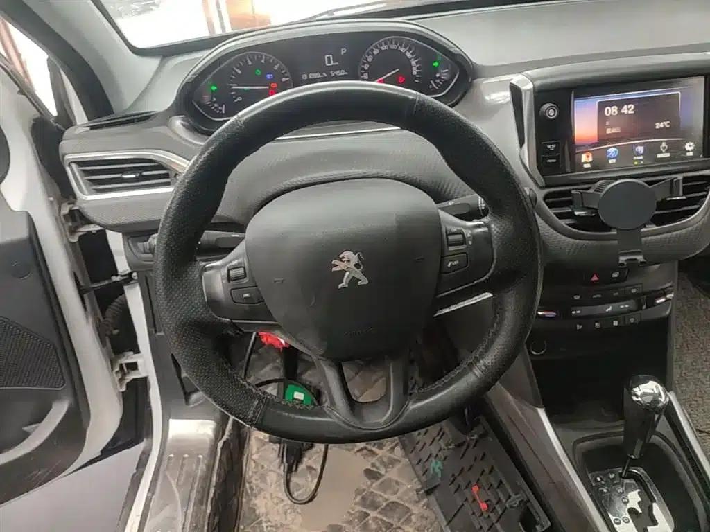 Peugeot 2008 2014 Model 1.6L Automatic Fashion Edition — миниатюра 11