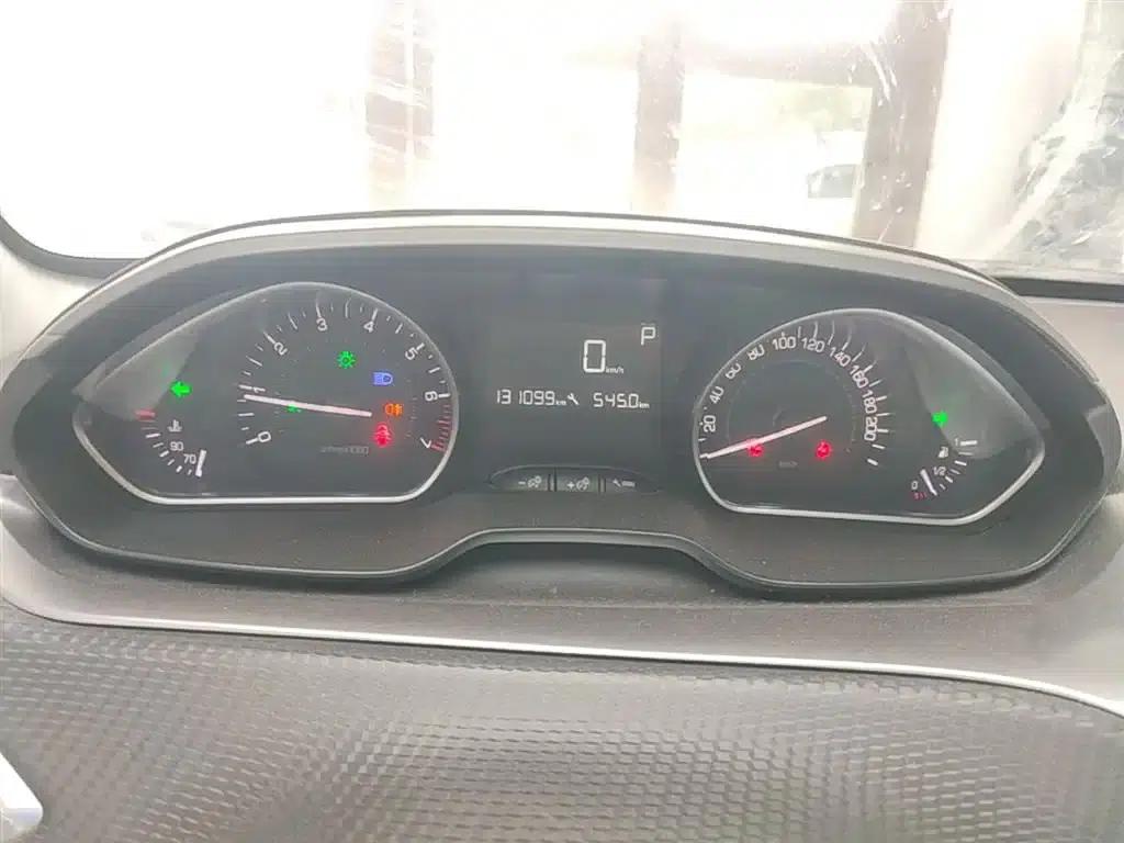Peugeot 2008 2014 Model 1.6L Automatic Fashion Edition — миниатюра 12