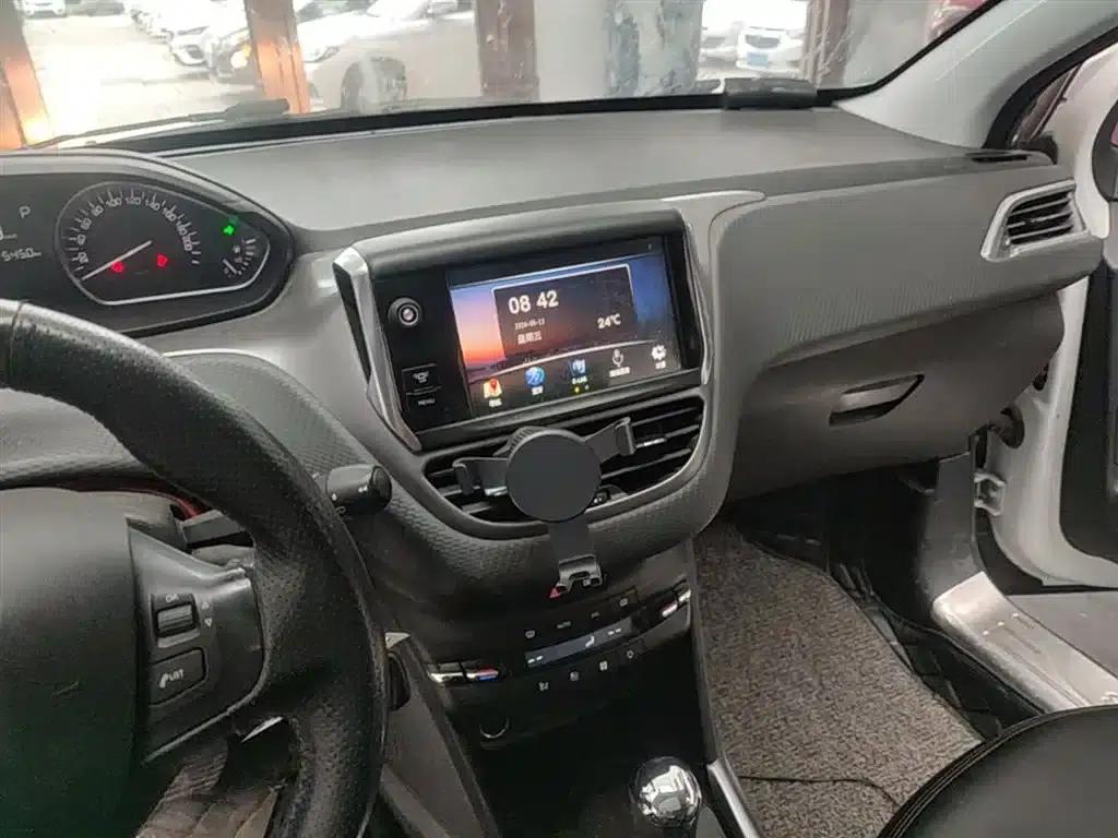 Peugeot 2008 2014 Model 1.6L Automatic Fashion Edition — миниатюра 13