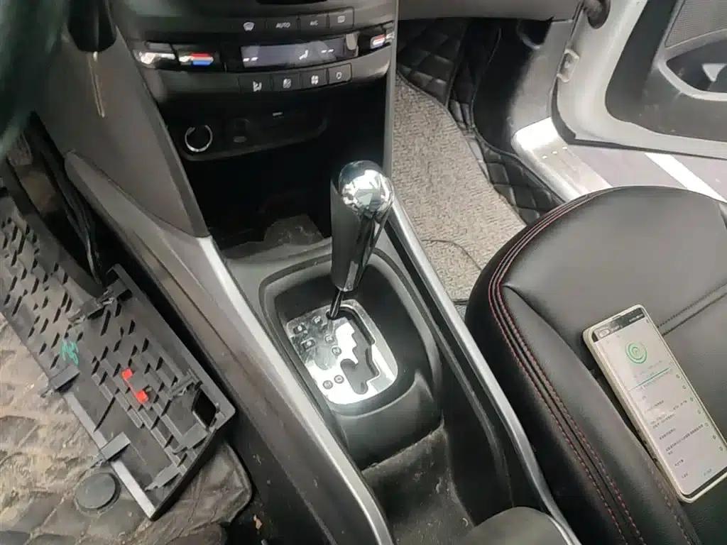 Peugeot 2008 2014 Model 1.6L Automatic Fashion Edition — миниатюра 14