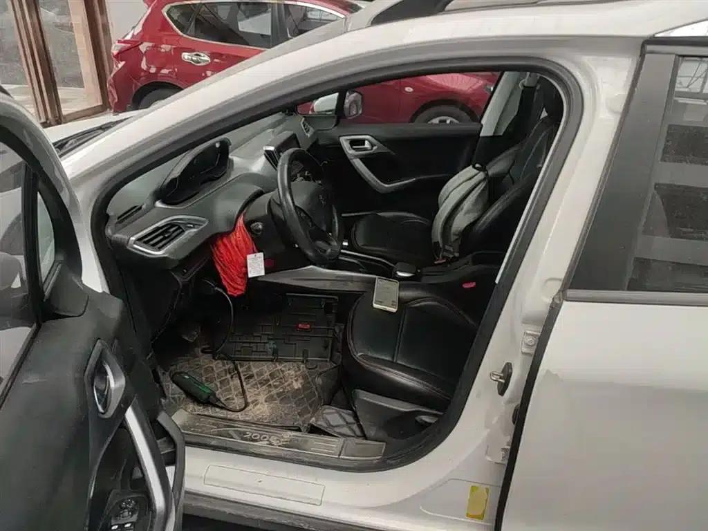 Peugeot 2008 2014 Model 1.6L Automatic Fashion Edition — миниатюра 15