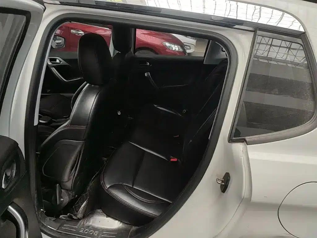 Peugeot 2008 2014 Model 1.6L Automatic Fashion Edition — миниатюра 17