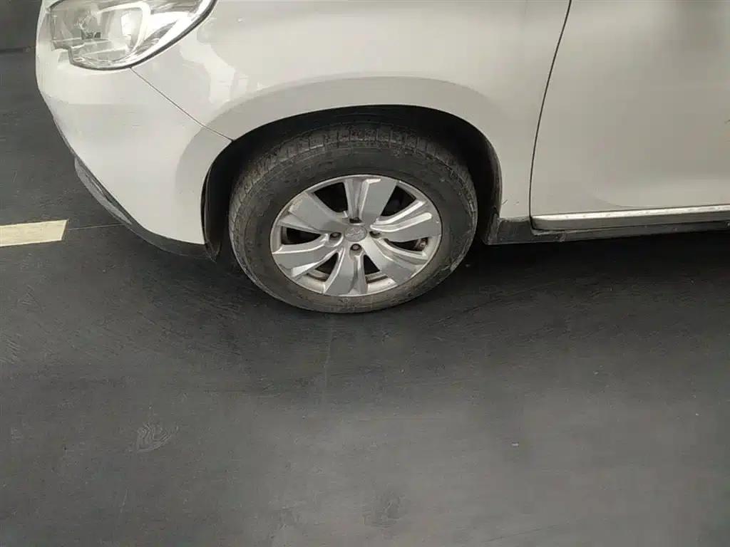Peugeot 2008 2014 Model 1.6L Automatic Fashion Edition — миниатюра 23
