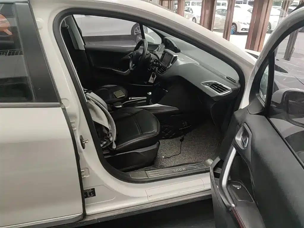 Peugeot 2008 2014 Model 1.6L Automatic Fashion Edition — миниатюра 25