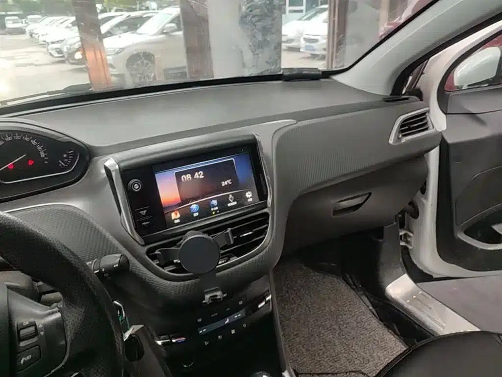 Peugeot 2008 2014 Model 1.6L Automatic Fashion Edition — миниатюра 10