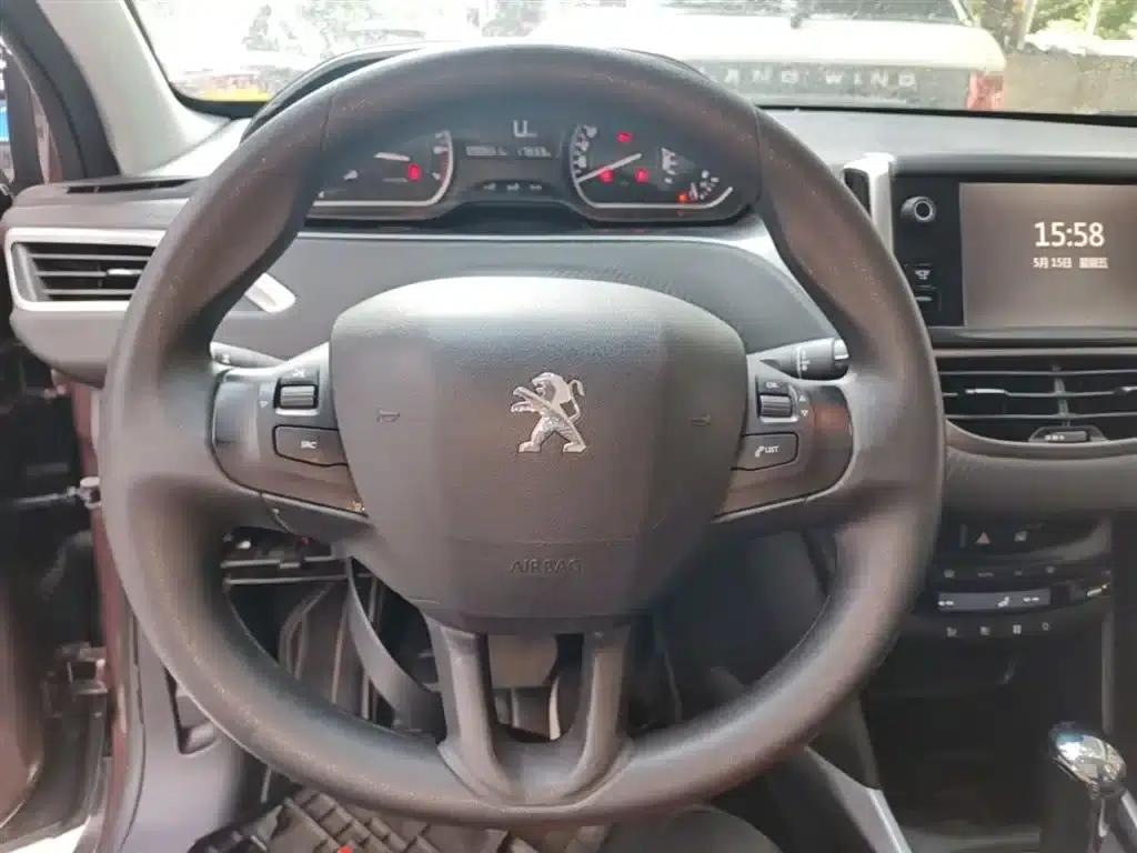 Peugeot 2008 2014 Model 1.6L Automatic Fashion Edition — миниатюра 11
