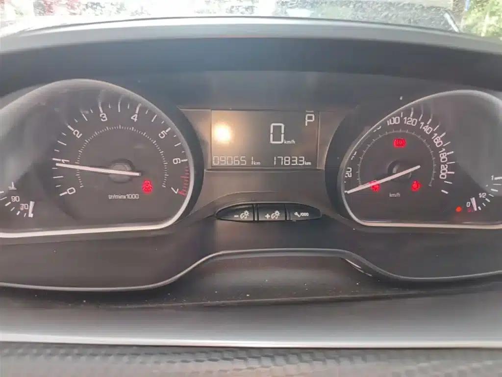 Peugeot 2008 2014 Model 1.6L Automatic Fashion Edition — миниатюра 12