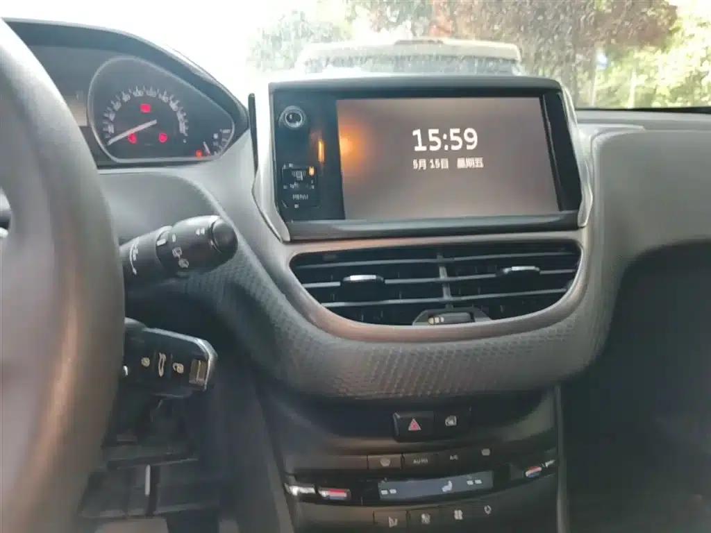 Peugeot 2008 2014 Model 1.6L Automatic Fashion Edition — миниатюра 13