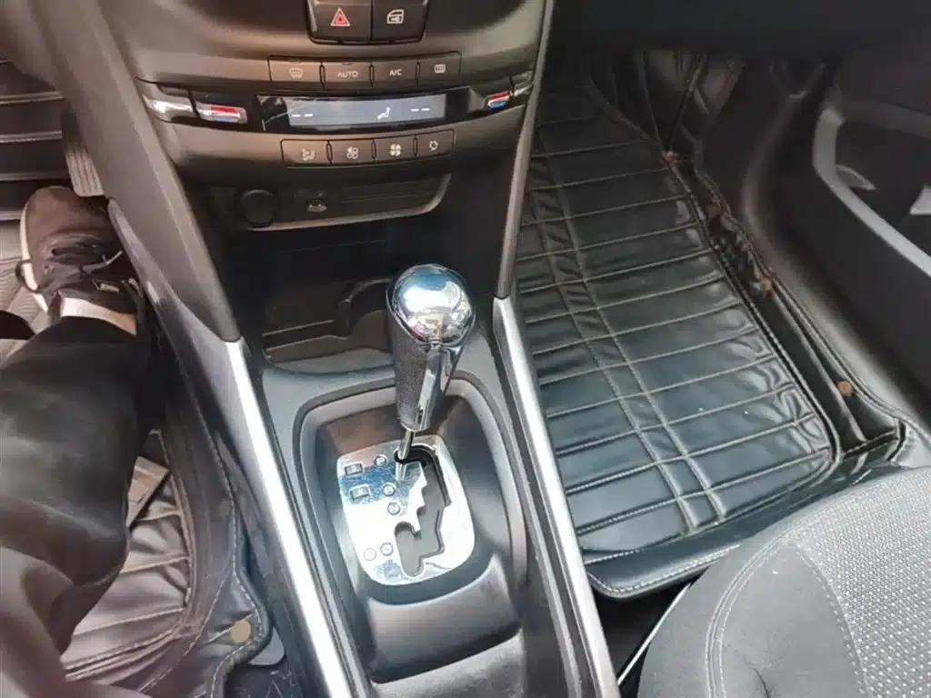 Peugeot 2008 2014 Model 1.6L Automatic Fashion Edition — миниатюра 14