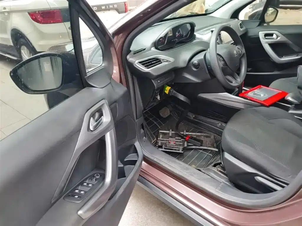 Peugeot 2008 2014 Model 1.6L Automatic Fashion Edition — миниатюра 16