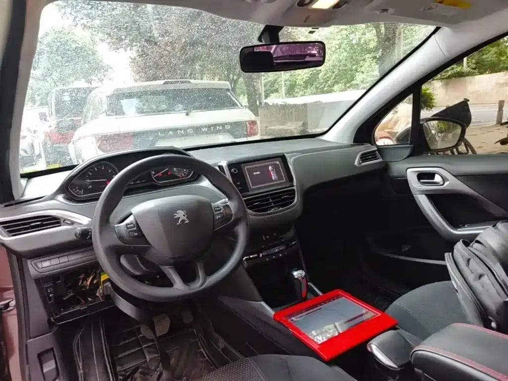 Peugeot 2008 2014 Model 1.6L Automatic Fashion Edition — миниатюра 10