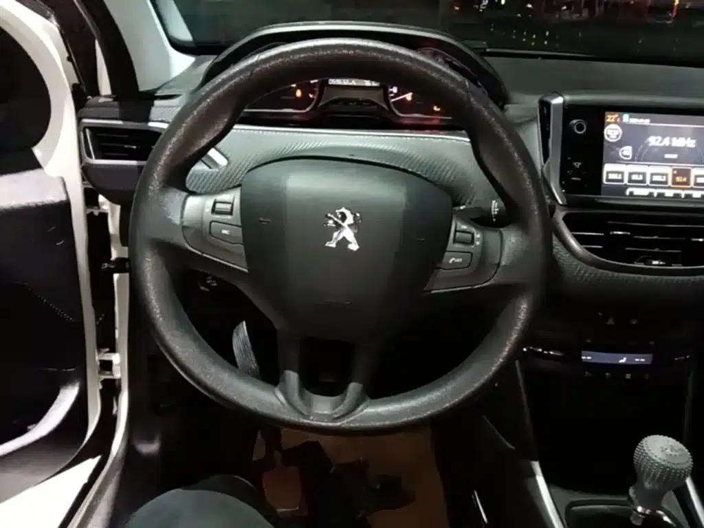 Peugeot 2008 2014 Model 1.6L Automatic Fashion Edition — миниатюра 11