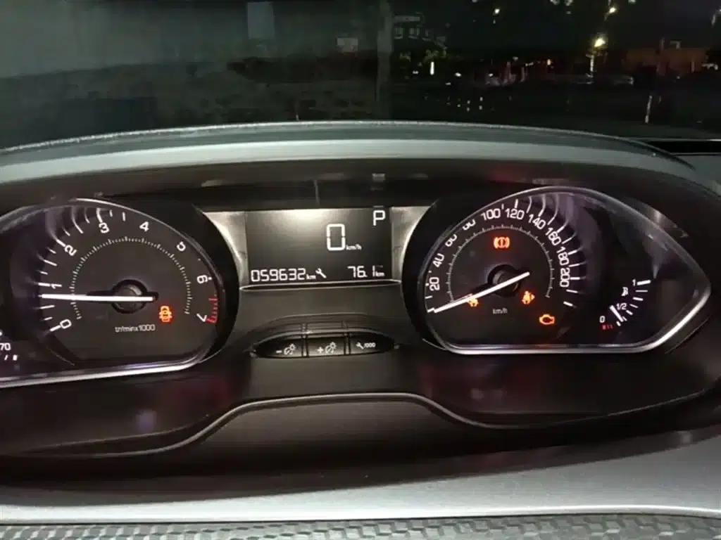 Peugeot 2008 2014 Model 1.6L Automatic Fashion Edition — миниатюра 12
