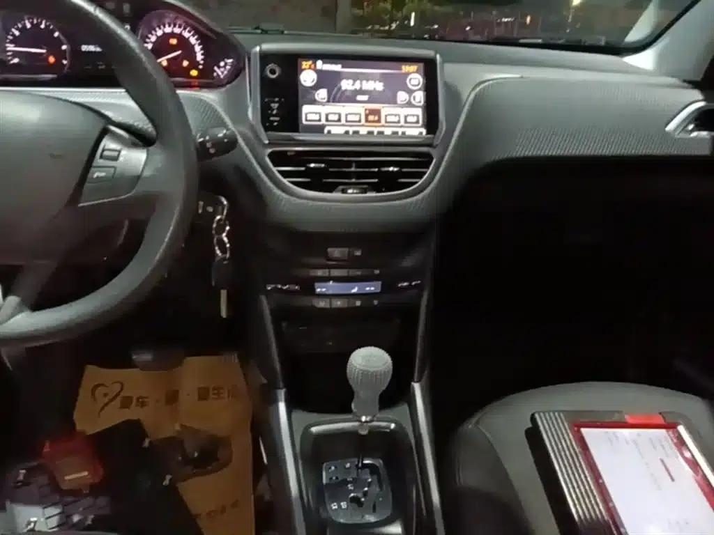 Peugeot 2008 2014 Model 1.6L Automatic Fashion Edition — миниатюра 13