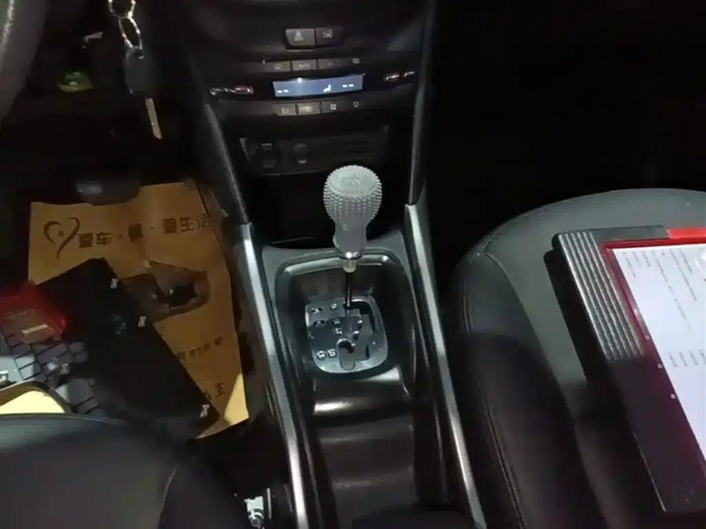 Peugeot 2008 2014 Model 1.6L Automatic Fashion Edition — миниатюра 14