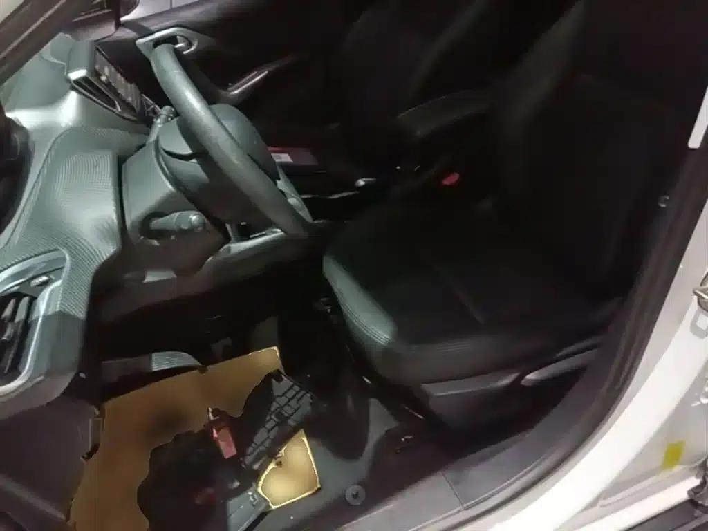 Peugeot 2008 2014 Model 1.6L Automatic Fashion Edition — миниатюра 15