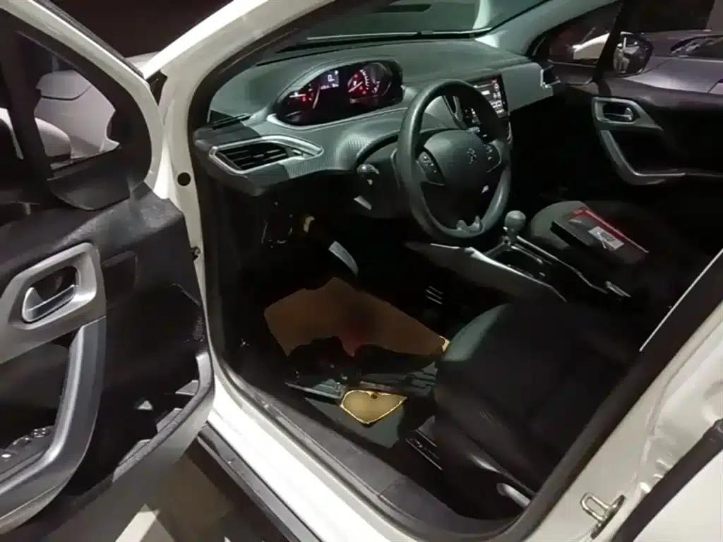 Peugeot 2008 2014 Model 1.6L Automatic Fashion Edition — миниатюра 16