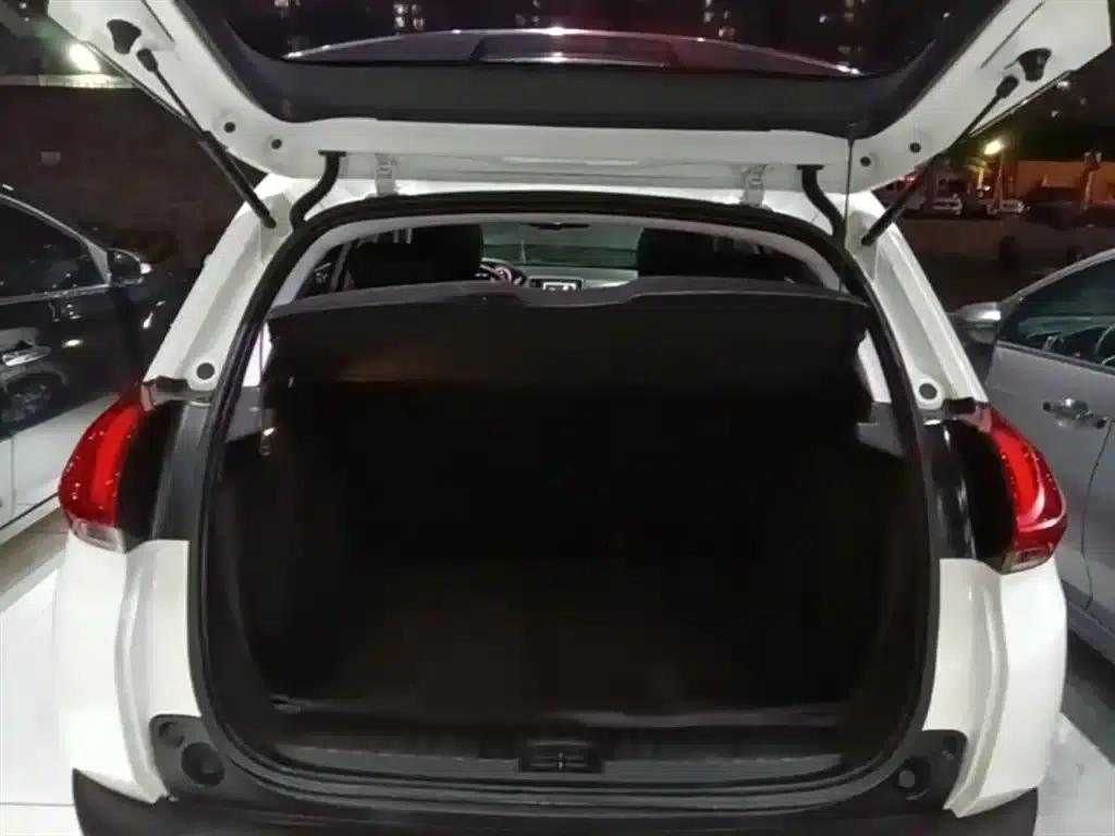 Peugeot 2008 2014 Model 1.6L Automatic Fashion Edition — миниатюра 19