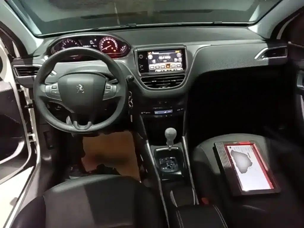 Peugeot 2008 2014 Model 1.6L Automatic Fashion Edition — миниатюра 10