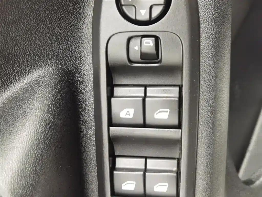 Peugeot 301 2016 1.6L Manual Comfort Edition — миниатюра 9