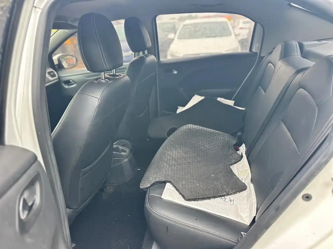 Peugeot 301 2014 1.6L Automatic Comfort Edition — миниатюра 4