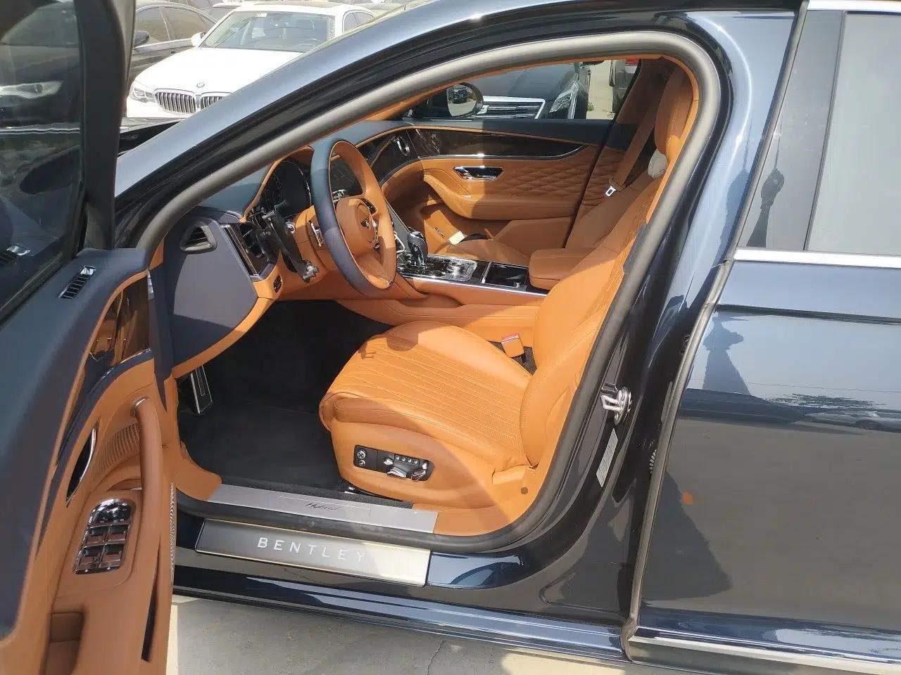 Bentley Flying Spur Plug-in Hybrid 2022 2.9T V6 Hybrid — миниатюра 17