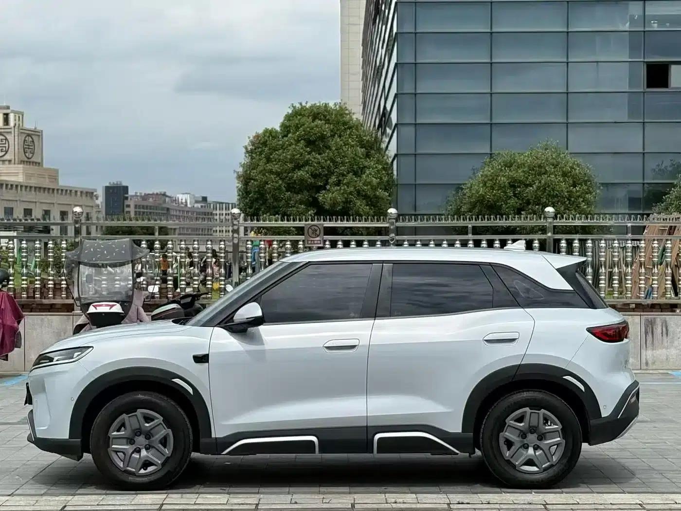 Yuan UP 2025 Smart Driving Edition 401KM Vitality Edition — миниатюра 3