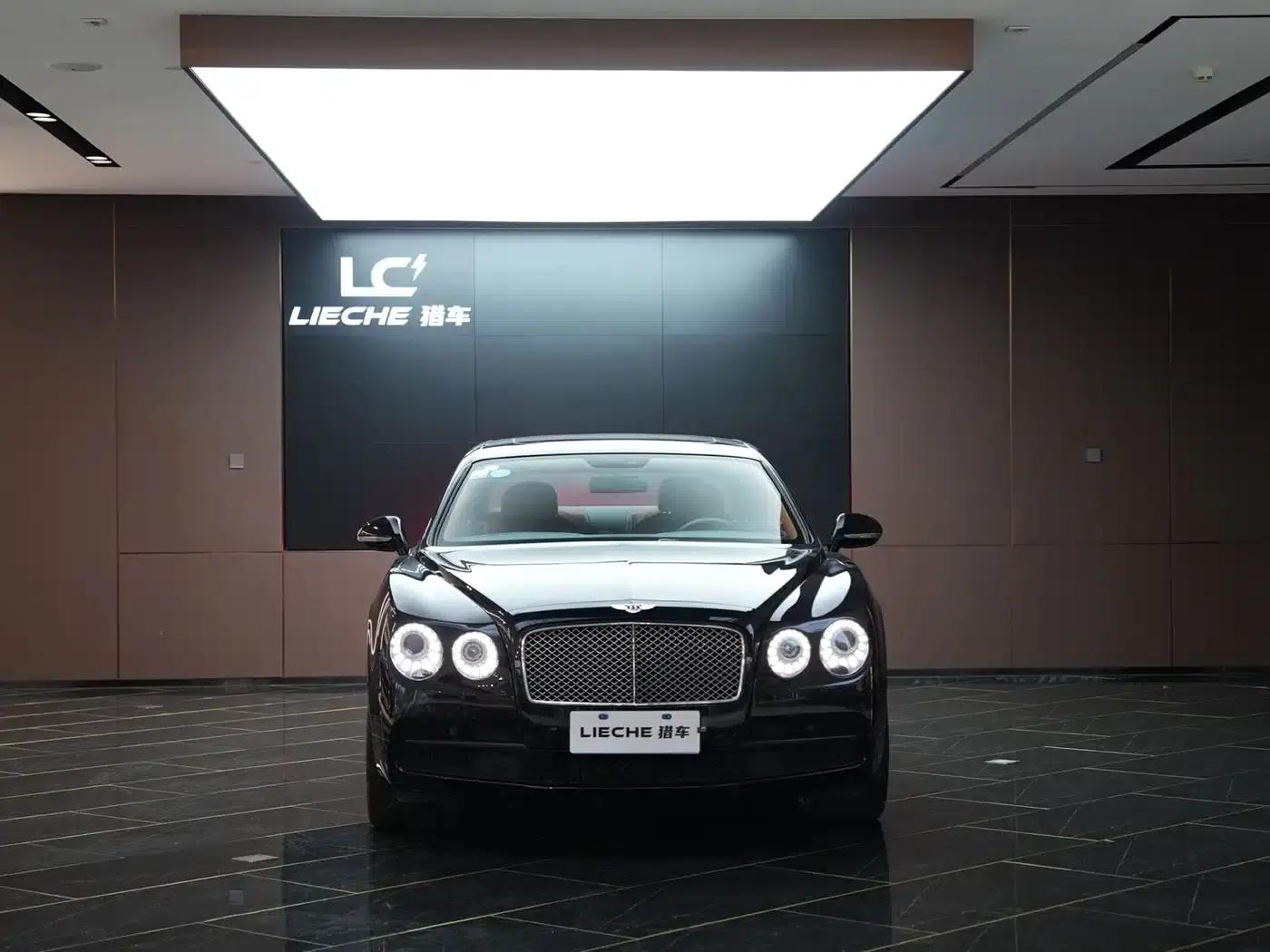 2017 Flying Spur 4.0T V8 Standard Edition — миниатюра 2