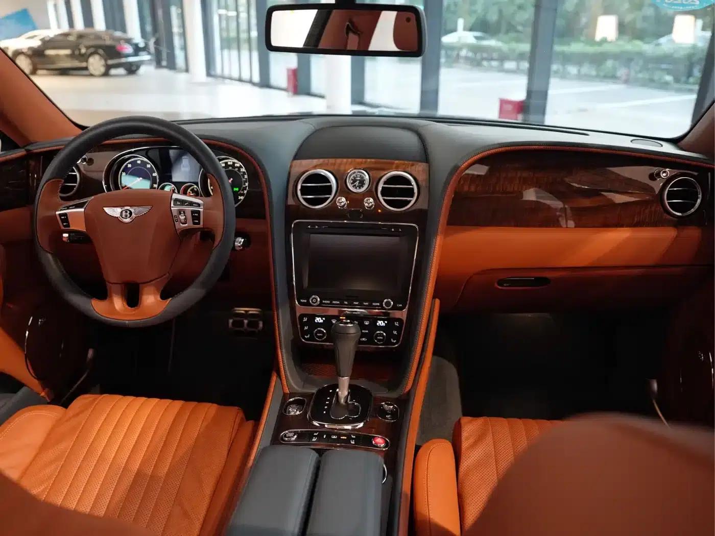2017 Flying Spur 4.0T V8 Standard Edition — миниатюра 5