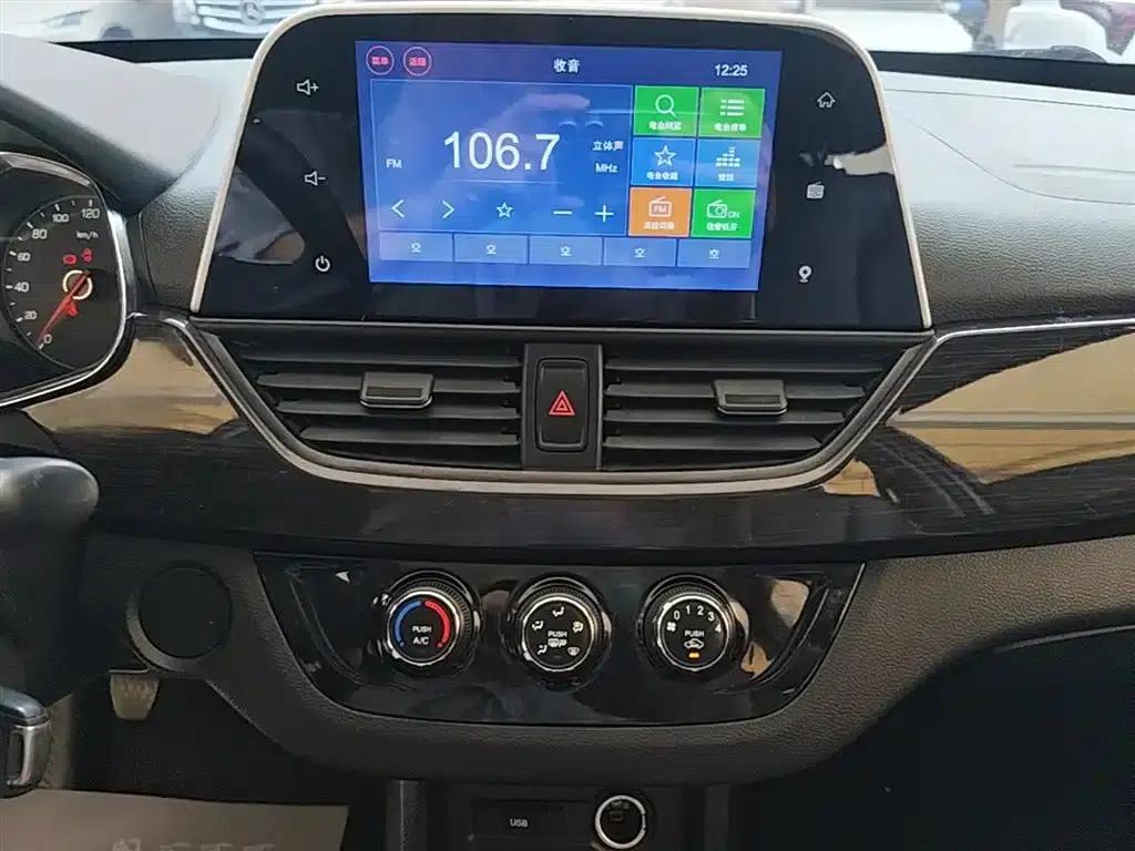 Baojun 310 2016 1.2L Manual Deluxe Edition — миниатюра 13
