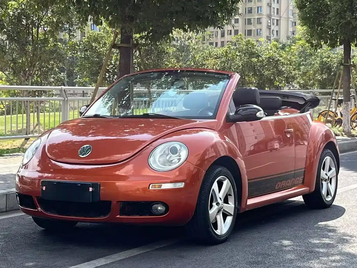 2010 Volkswagen Beetle 2.0 BlackOrange Convertible Luxury Edition — миниатюра 1
