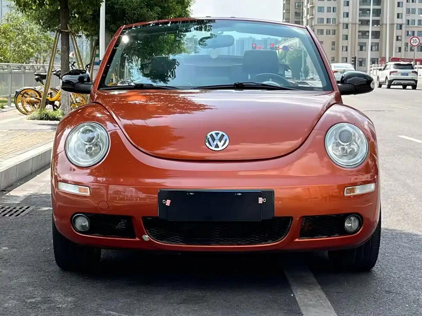 2010 Volkswagen Beetle 2.0 BlackOrange Convertible Luxury Edition — миниатюра 2
