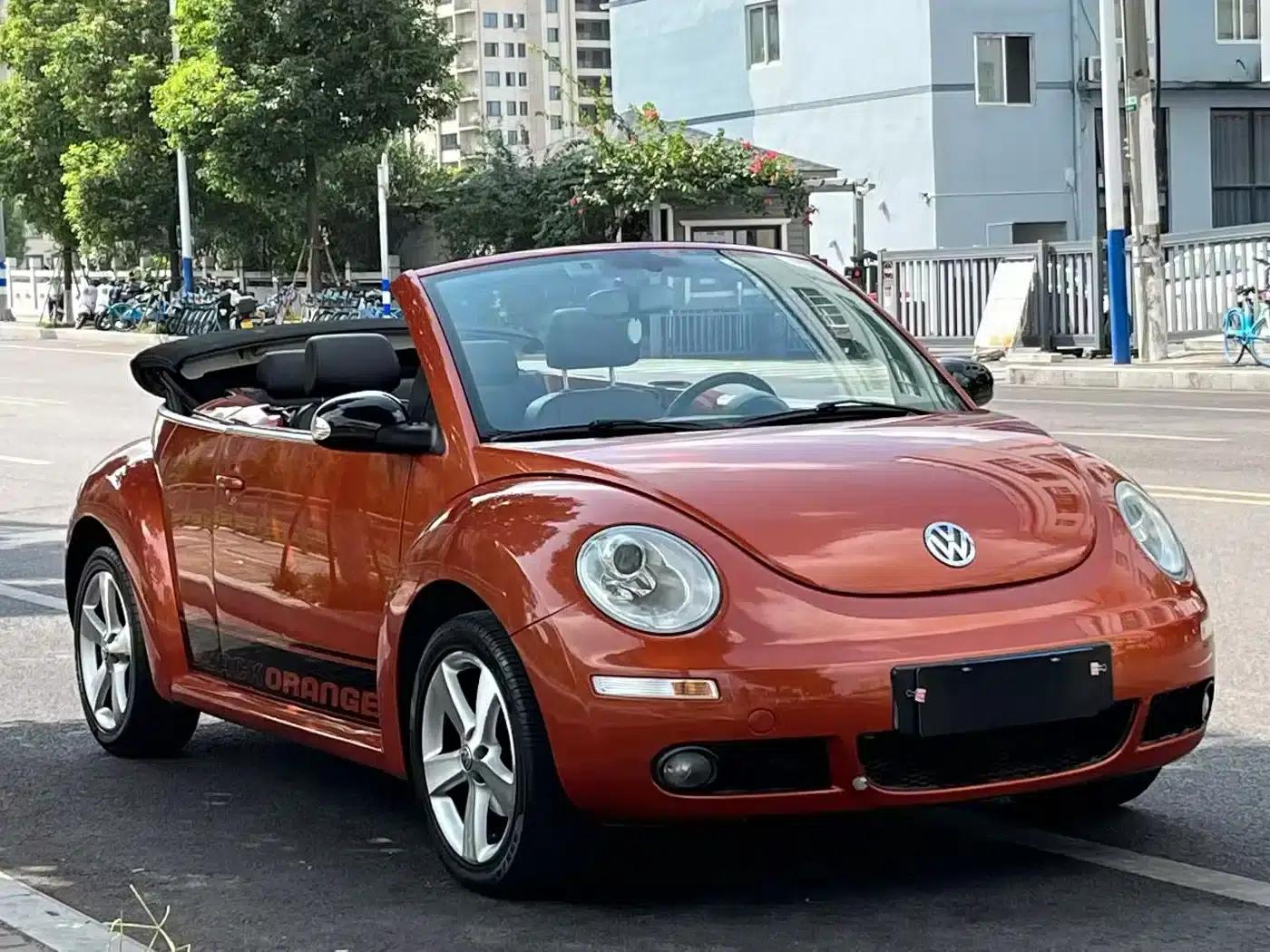 2010 Volkswagen Beetle 2.0 BlackOrange Convertible Luxury Edition — миниатюра 3