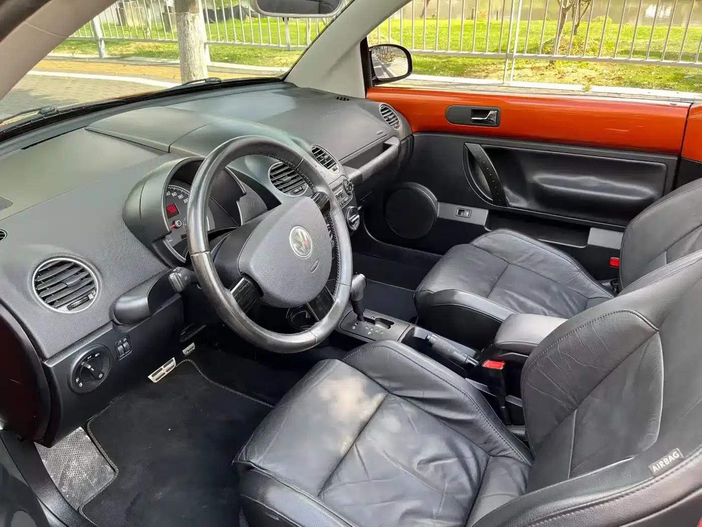 2010 Volkswagen Beetle 2.0 BlackOrange Convertible Luxury Edition — миниатюра 4