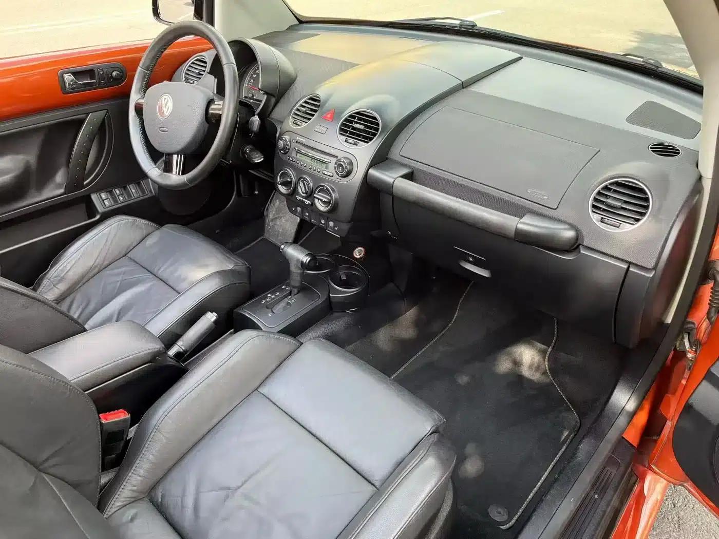 2010 Volkswagen Beetle 2.0 BlackOrange Convertible Luxury Edition — миниатюра 5