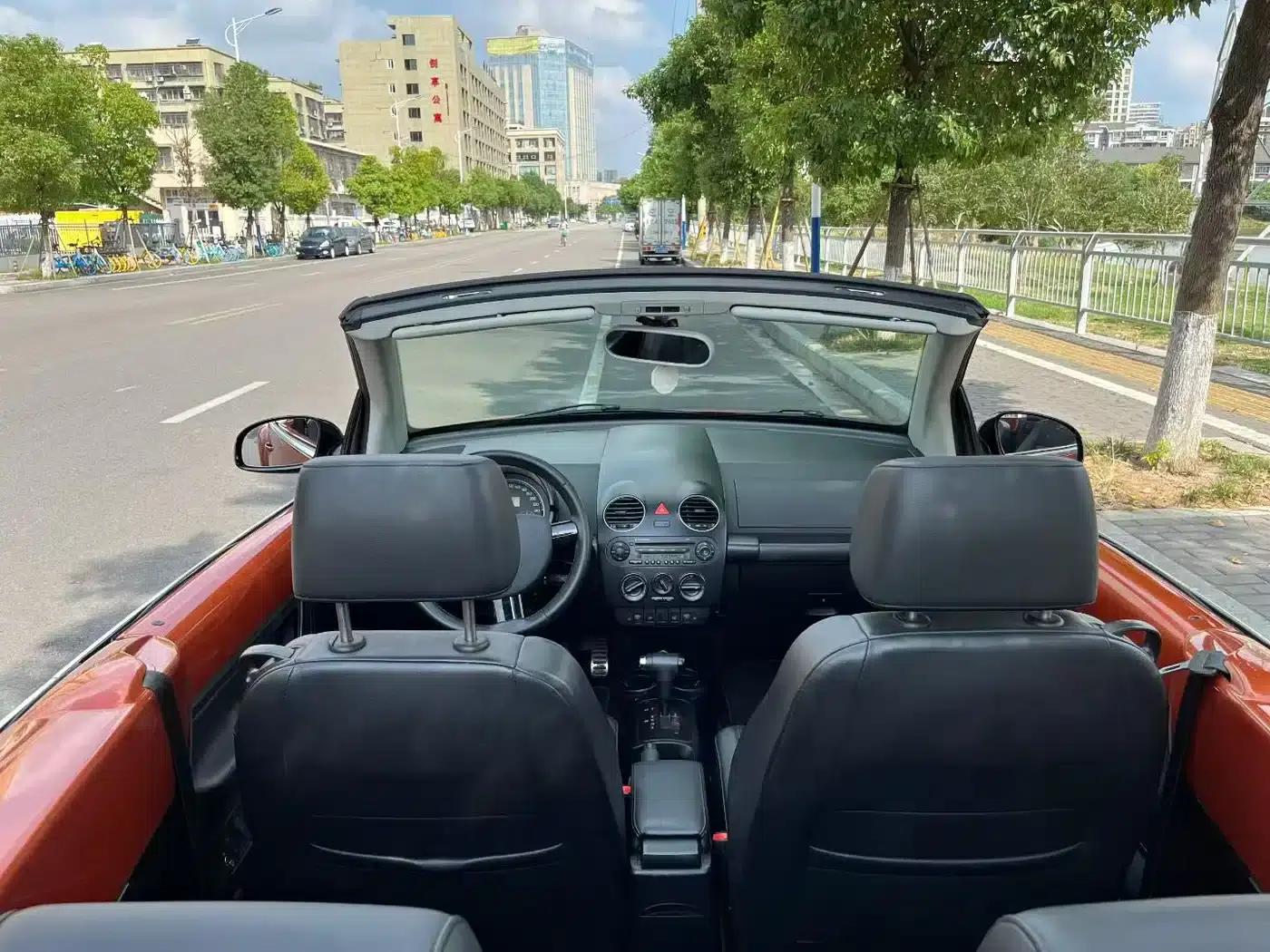 2010 Volkswagen Beetle 2.0 BlackOrange Convertible Luxury Edition — миниатюра 6