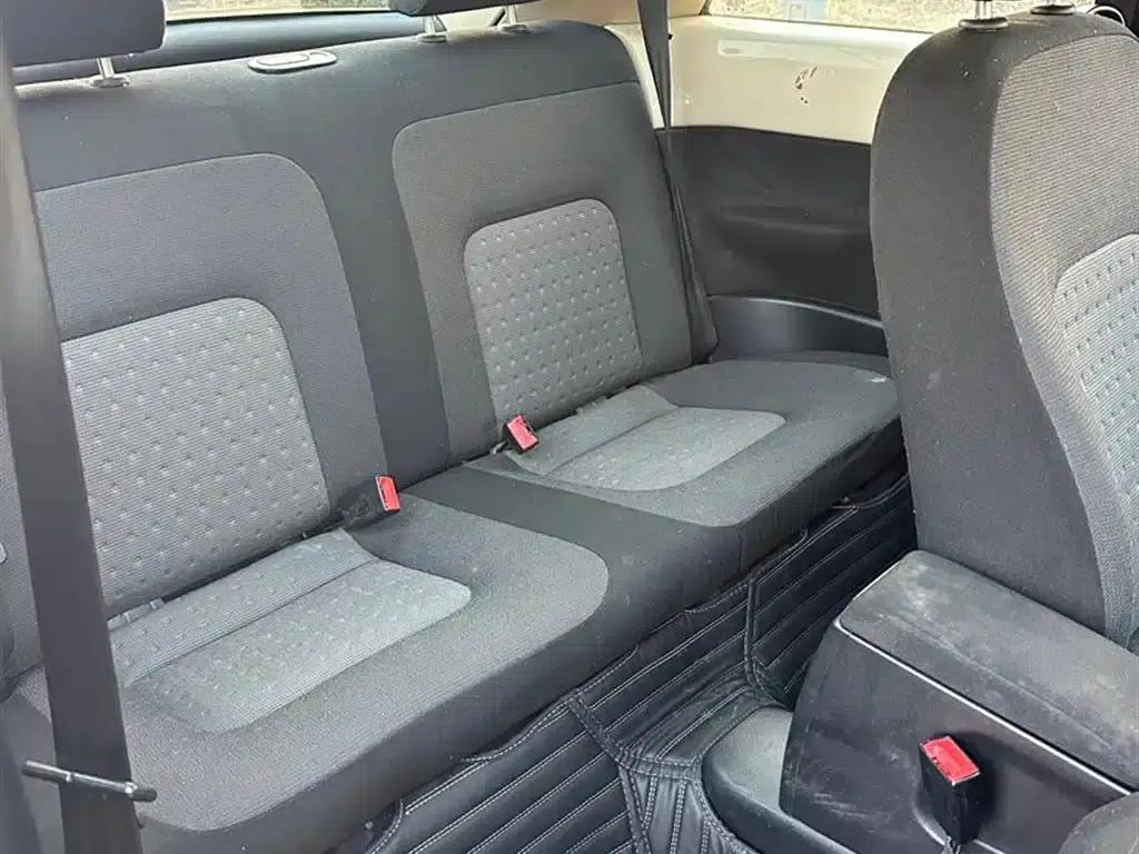 2010 Volkswagen Beetle 1.6 AT — миниатюра 8
