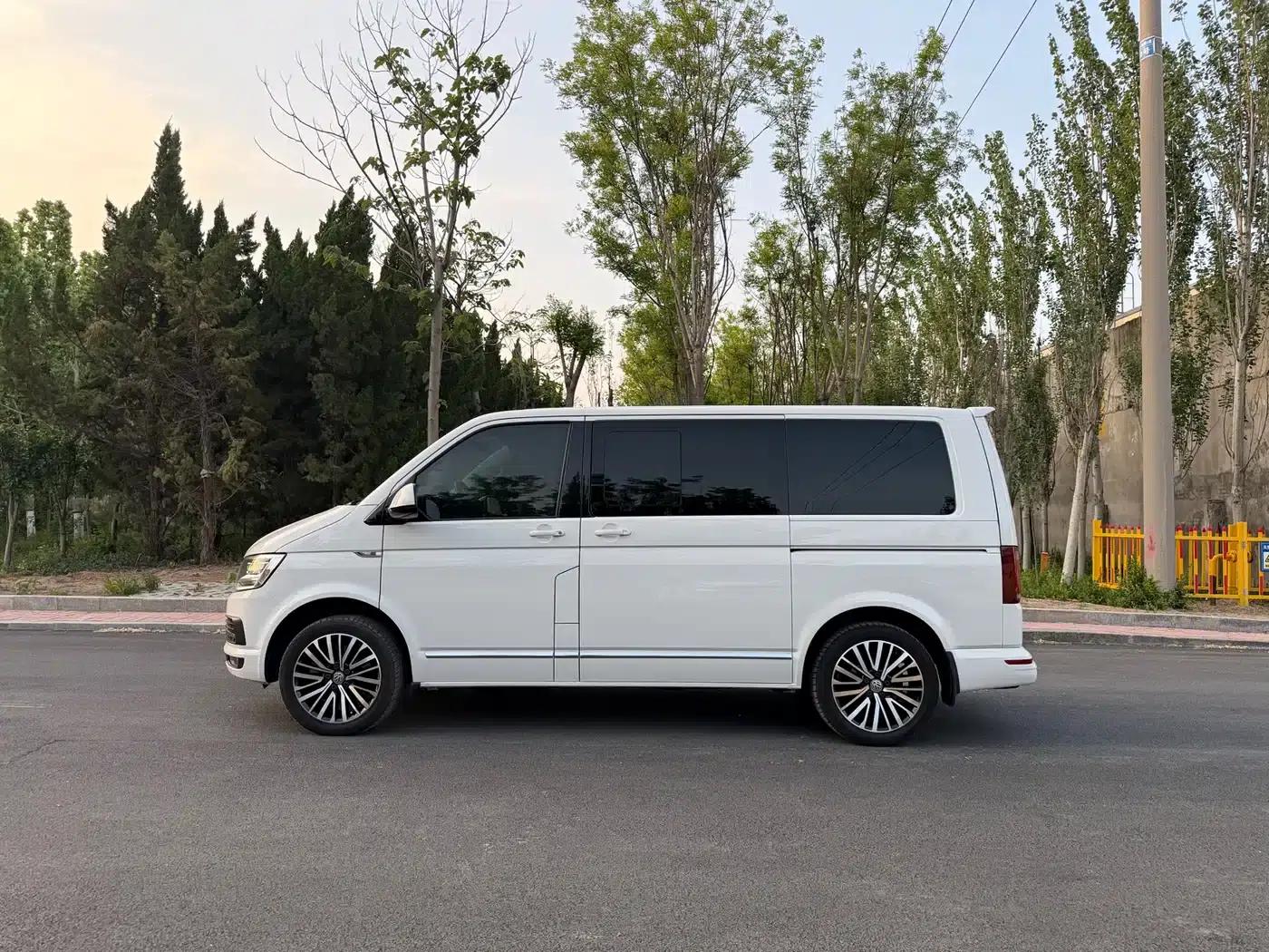 Multivan 2018 2.0TSI 4WD Premium Edition 7-Seater — миниатюра 4