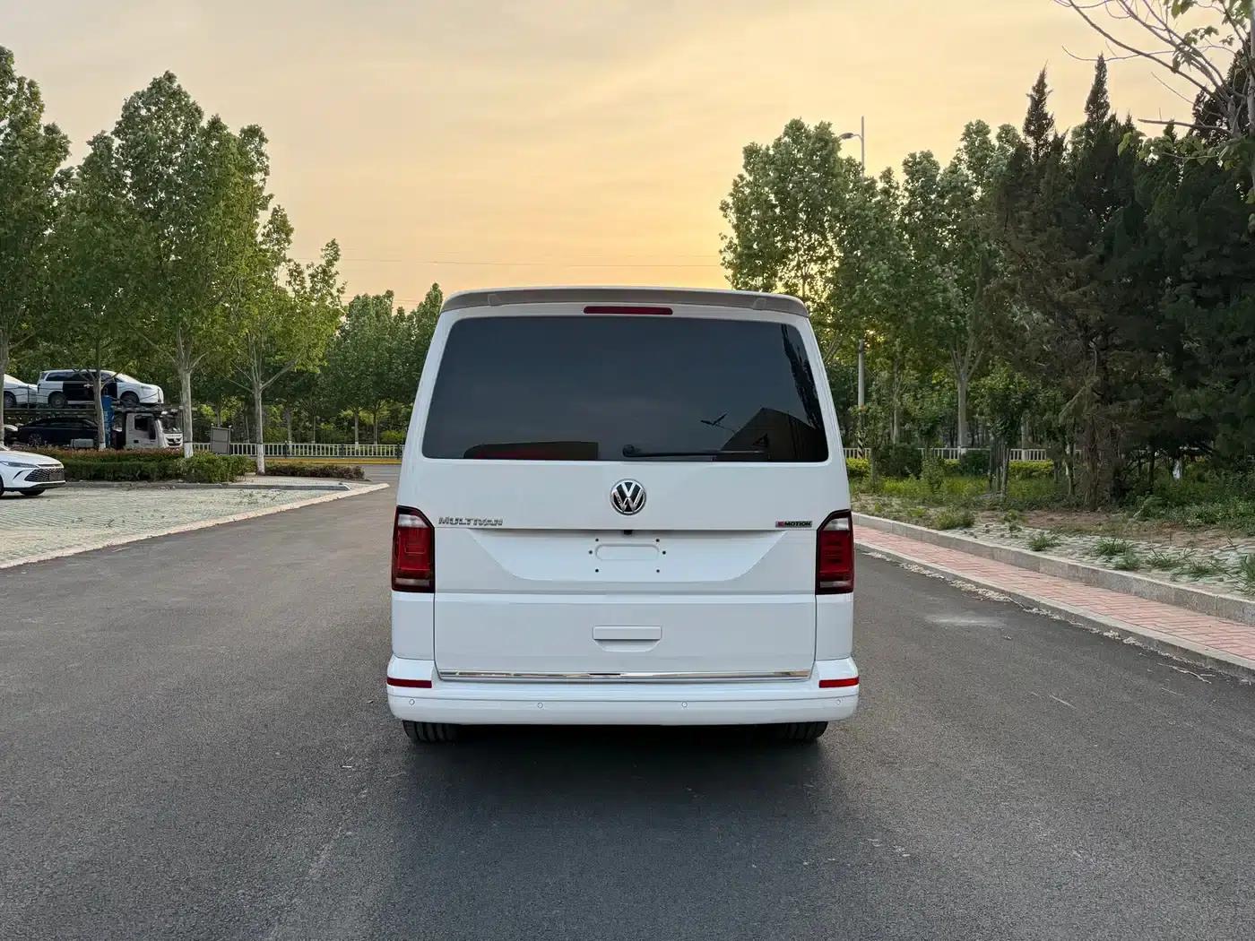 Multivan 2018 2.0TSI 4WD Premium Edition 7-Seater — миниатюра 5