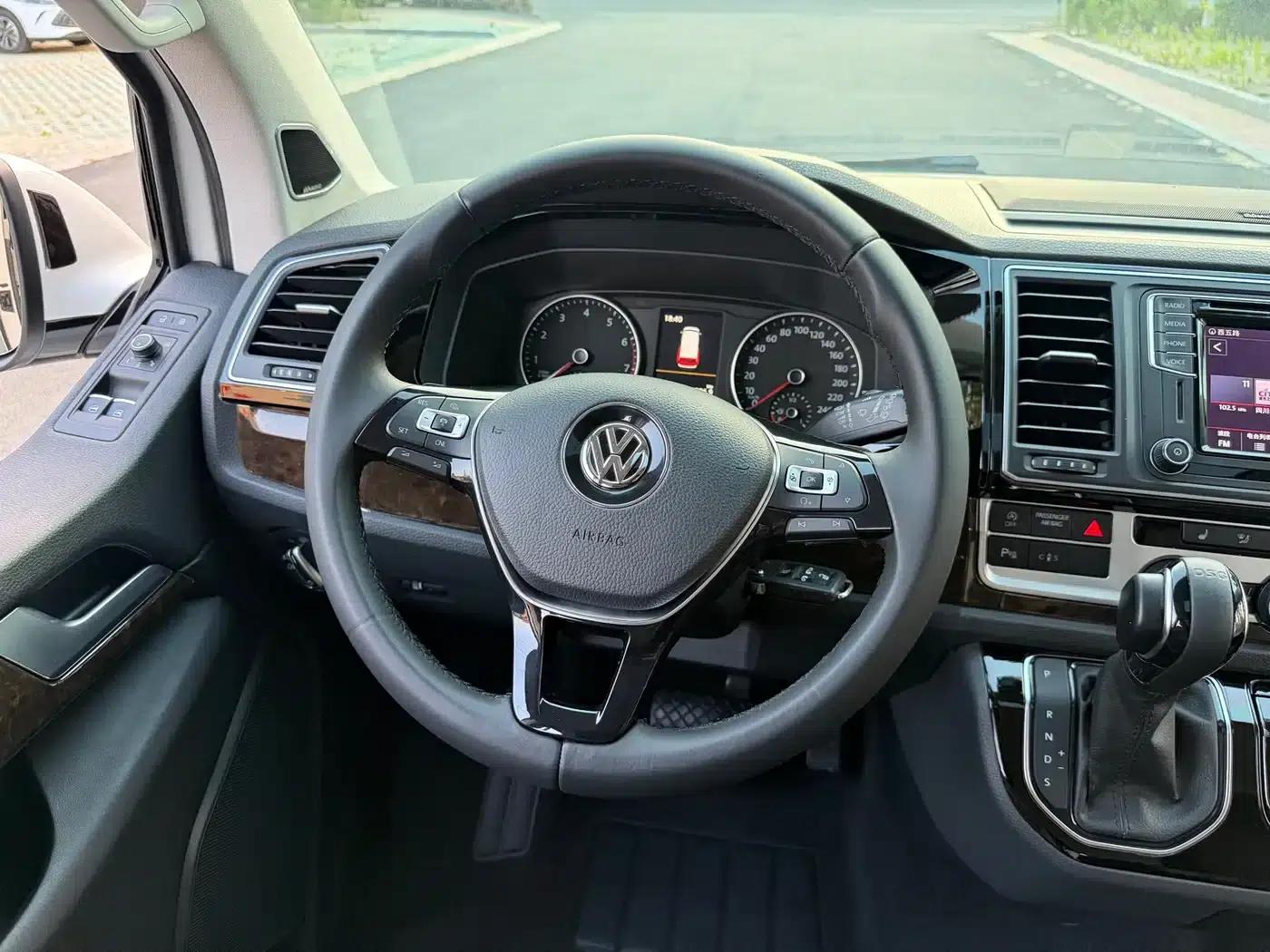 Multivan 2018 2.0TSI 4WD Premium Edition 7-Seater — миниатюра 8