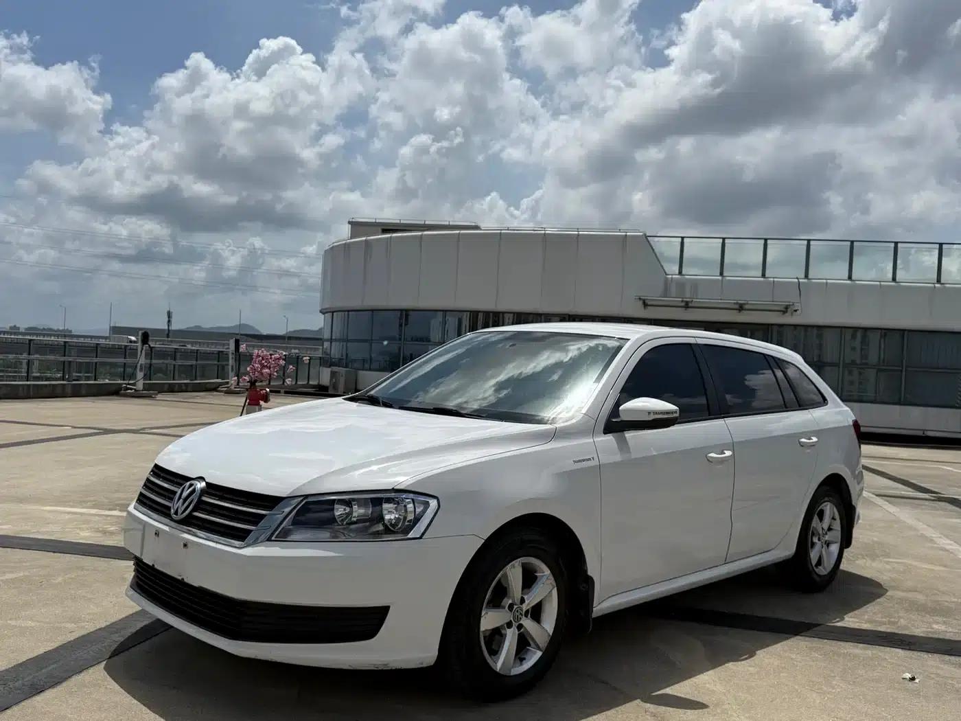 Lavida Gran Turismo 2013 1.6L Automatic Fashion Edition — миниатюра 1