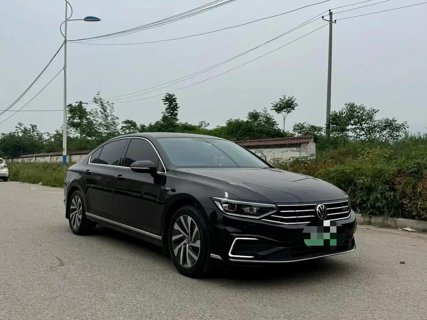 2022 Volkswagen Passat GTE Plug-in Hybrid GTE Luxury Model — миниатюра 3