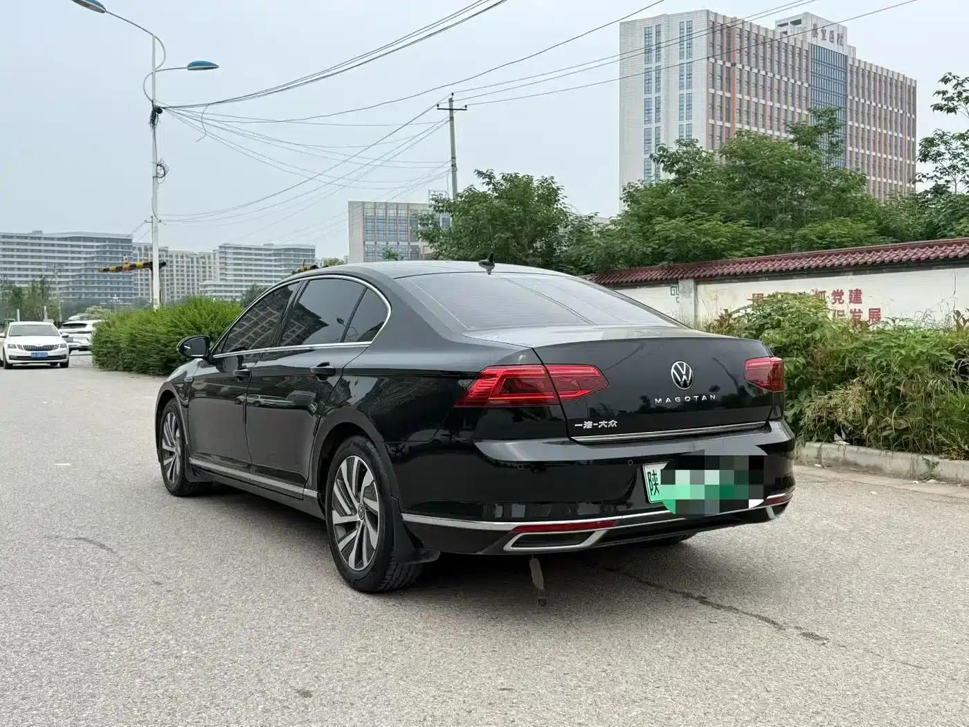 2022 Volkswagen Passat GTE Plug-in Hybrid GTE Luxury Model — миниатюра 9
