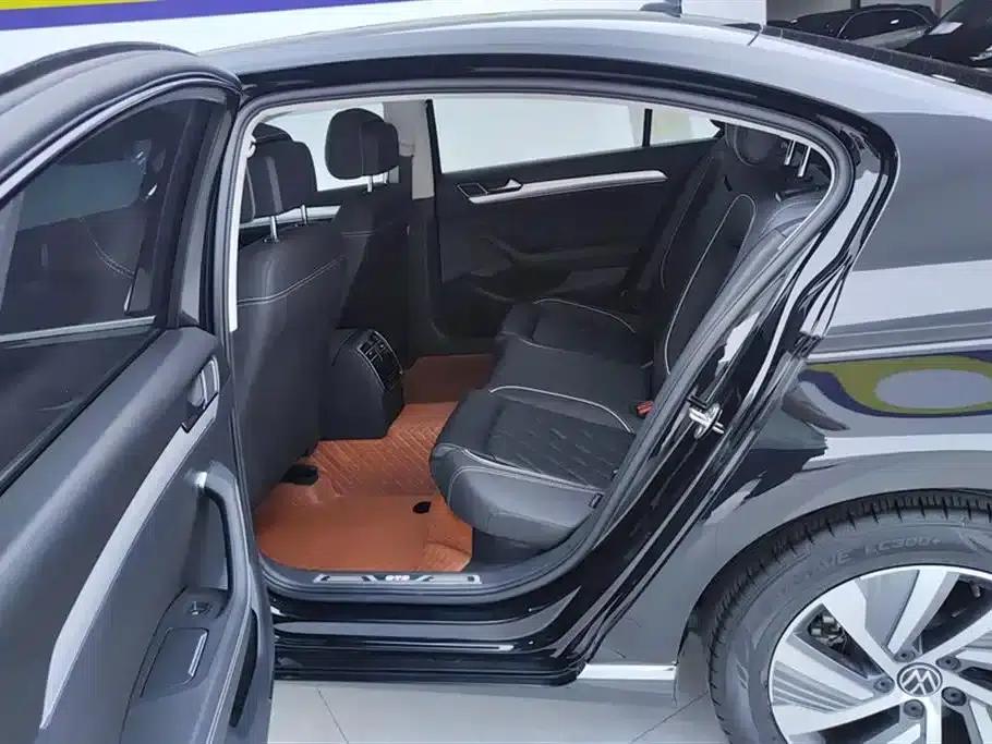 2022 Volkswagen Passat GTE Plug-in Hybrid GTE Luxury Model — миниатюра 11