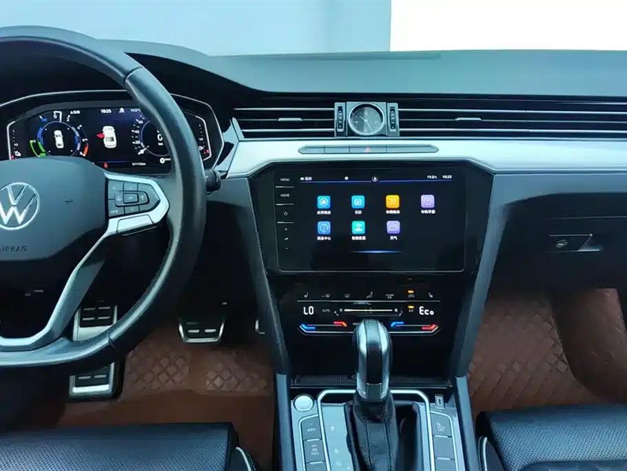 2022 Volkswagen Passat GTE Plug-in Hybrid GTE Luxury Model — миниатюра 13