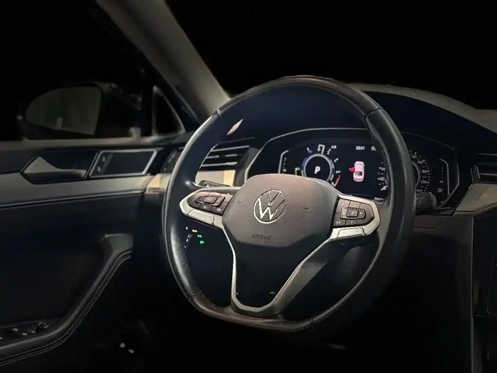 2022 Volkswagen Passat GTE Plug-in Hybrid GTE Luxury Model — миниатюра 3