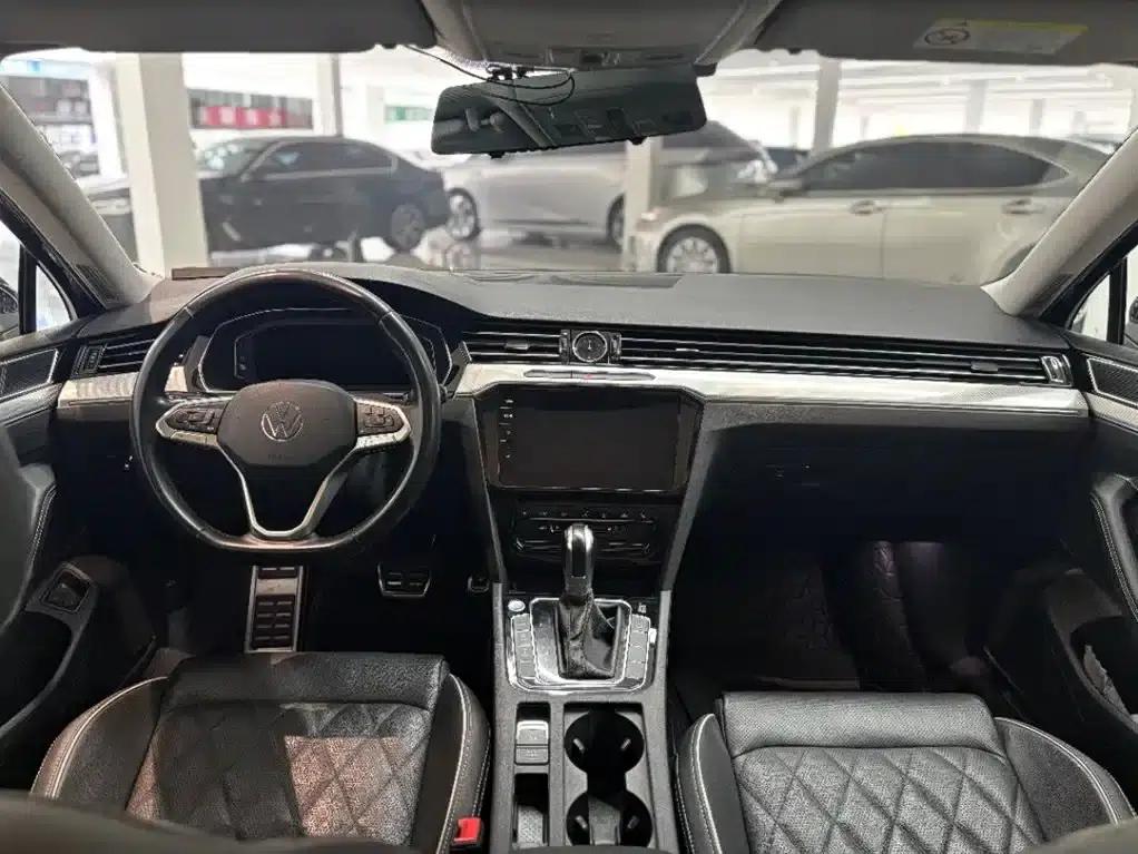 2022 Volkswagen Passat GTE Plug-in Hybrid GTE Luxury Model — миниатюра 4