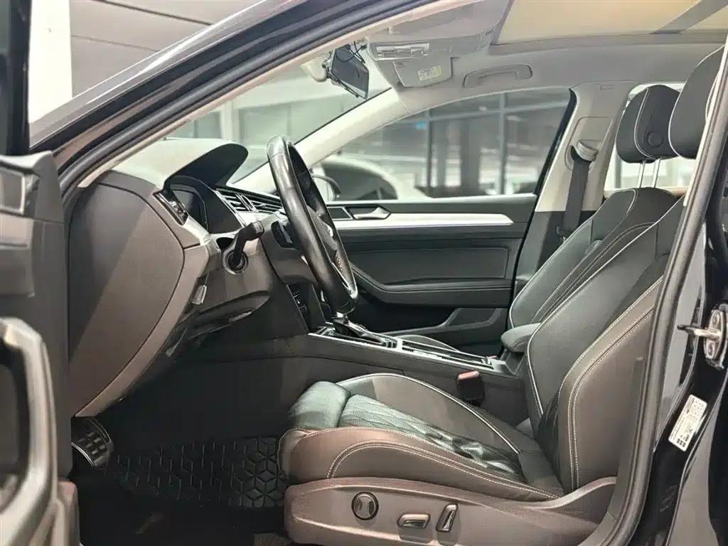 2022 Volkswagen Passat GTE Plug-in Hybrid GTE Luxury Model — миниатюра 6